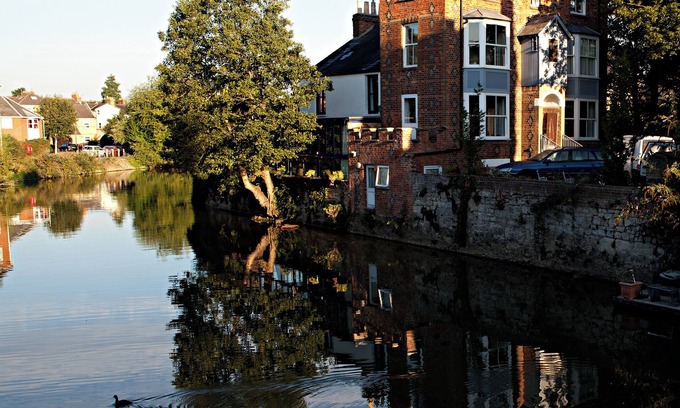 Oxford City Centre Apartment | Luxury Studio with balcony over the River Thames in historic centre of Oxford