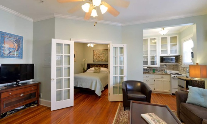 Stuart Hotel | LUXURY SUITE QUEEN ROOM 9 AT OLD COLORADO INN