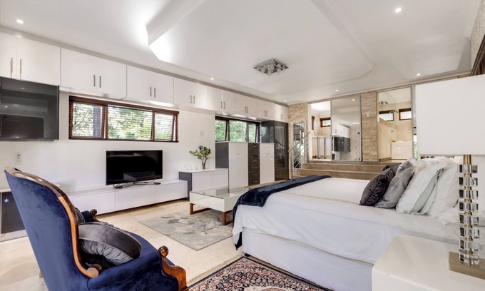 Greater Johannesburg Metropolitan Area Cabin | Luxury suite with exclusive offers and amenities in Midrand