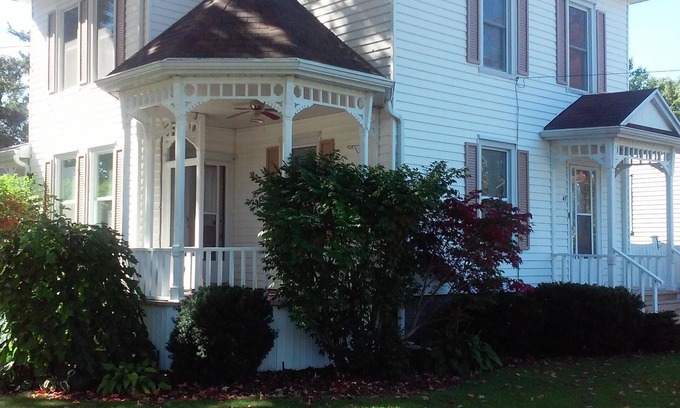 Prince Edward House | Luxury Victorian house walking distance to main street Picton and Royal Hotel