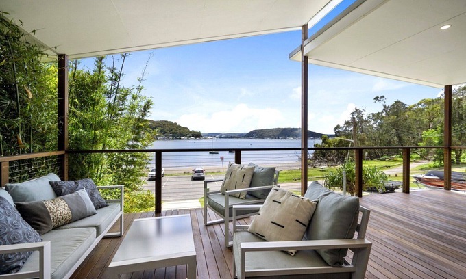 Pretty Beach Central Coast House | Luxury Villas Araluen Waterfront Getaway (Walk to the beach)