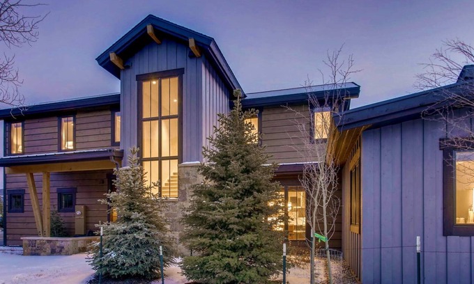 Fairmount On The River House | Luxury W/Mountain Views + Hot Tub + Ski Shuttle - River Song at the Shores