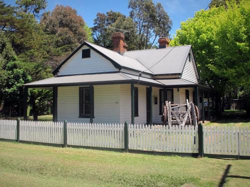 Trentham House | Lynden Cottage - built 1884 in the heart of town