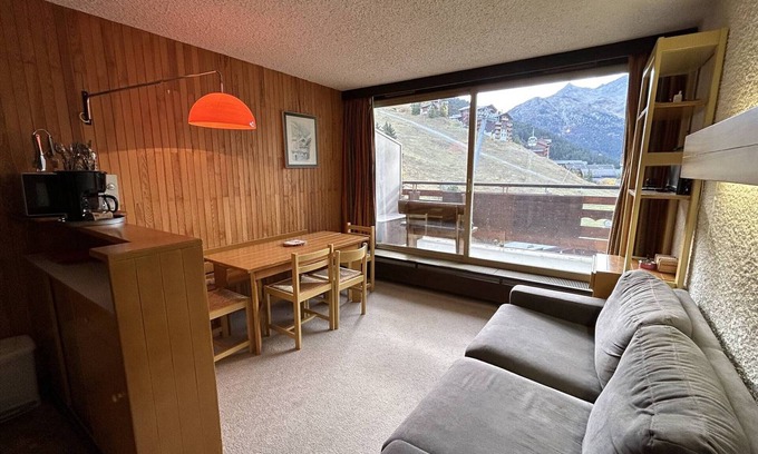 Meribel-Mottaret Apartment | Méribel Mottaret studio, ski and balcony, family-friendly