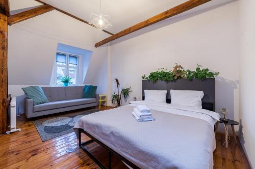Grunwald Apartment | Małeckiego Moments Apartment by BookingHost