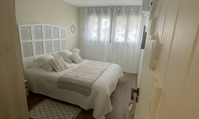 Sainte-Genevieve-des-Bois Bed & Breakfast | Ma Belle Conciergerie - Feathers Room