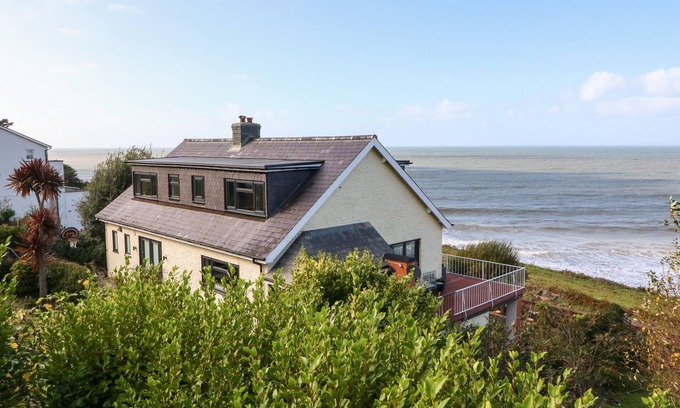 Llwyngwril Cottage | MACHLUD HAUL, character holiday cottage, with open fire in Llwyngwril