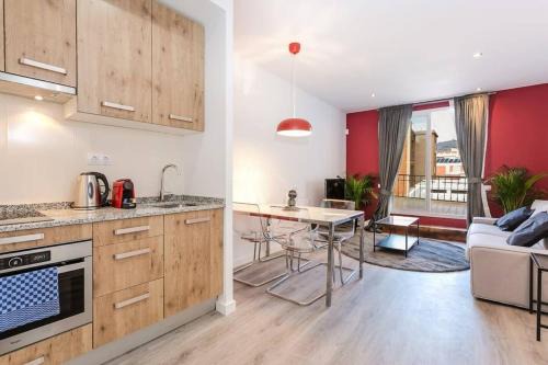 Collblanc y La Torrassa Apartment | Magical Design With Terrace