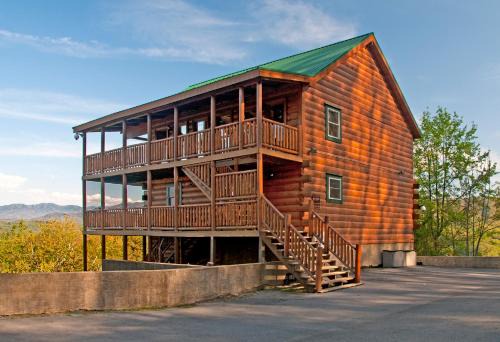 Gatlinburg - Pigeon Forge Villa | Magical Moose, 7bdrm 7bath, Specials, Free Tickets, Elevator, Hot Tub