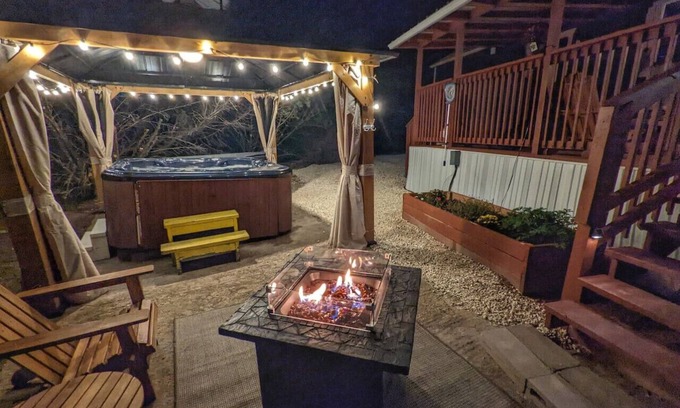 Paluxy Cabin | Magnolia - Hot Tub Gazebo - City Escapes Cabins