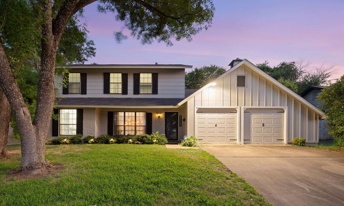 Coronado Hills House | Magnolia Music House: Ideal for Families and Large Groups with Game Room + Outdoor Fun