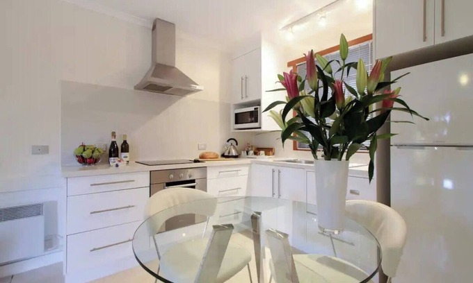 Battery Point Apartment | Magnolia on Colville Historic Riverside Elegance