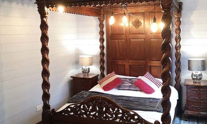 Warminster Ski Chalet | Magpie 6 (Hot Tub) HuntersMoon-Warminster-longleat-Bath