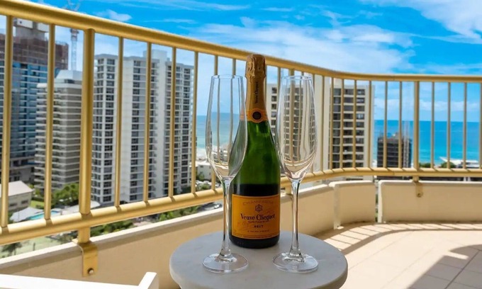 Main Beach Apartment | Main Beach Oasis, check in/out at your leisure