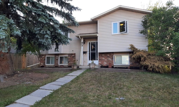 Northwest Calgary House | Main Floor, Wi-Fi Incl. (Nose Hill Park)