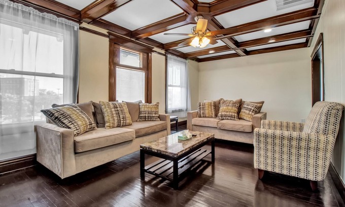 Buffalo Apartment | Main-Parkside Space Buffalo NY 3BR 1B Sleeps 6