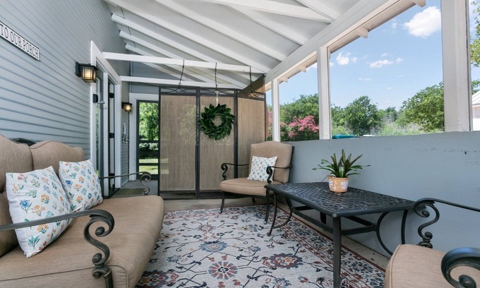 Fredericksburg Villa | Main Street Hideaway | Cozy Cottage | Queen Bed | Hot Tub