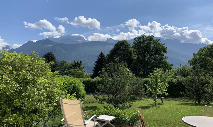 Lathuile House | Maison 120 m2 Avec Terrasse et Jardin Arboré sur les Hauteurs du lac Dannecy