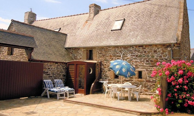 Tredrez-Locquemeau House | Maison charmante à Trédrez-Locquémeau avec jardin et terrasse