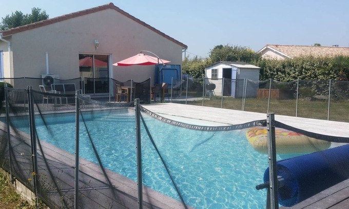 Izon House | Maison Climatisée Avec Piscine Chauffée 3 Chambres, 20 km de Bordeaux