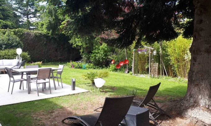 Plaisir House | Maison Dans Domaine Privé Avec Piscine et Tennis Proche de Versailles et Paris