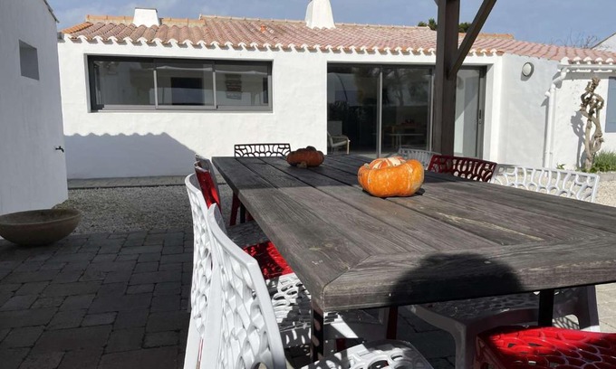 Noirmoutier-en-l'Ile House | Maison familiale 10 pers, annexe, plage 250m, wifi, parking, jardin clos, terrasse avec pergola - FR-1-224B-163