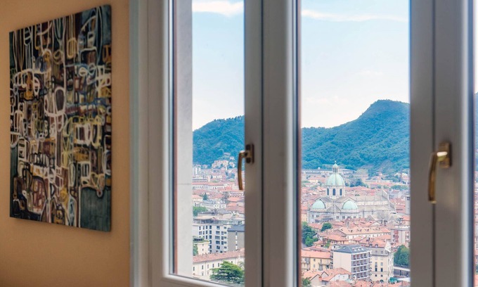 Como House | Maison Peltrera - flying over Como