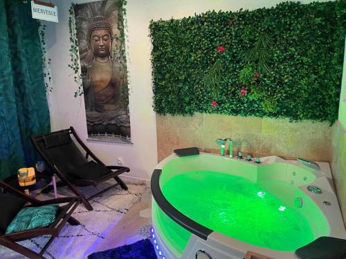 Montluel Villa | Maison Prestige Le Donjon des Plaisirs Jacuzzi