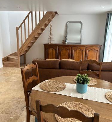 Pedernec House | Maison rénovée en pierres à la campagne