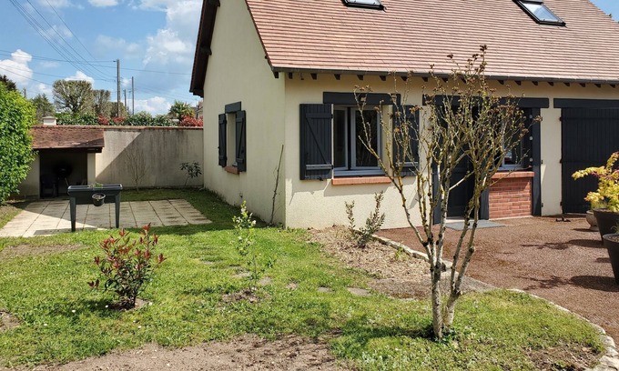 Ferrieres House | Maisonette with garden, close to shops and the castle of the fountain.