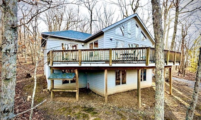 Roseland Ski Chalet | Majestic Mtn Cabin w quick hiking access & short distance to overlook!