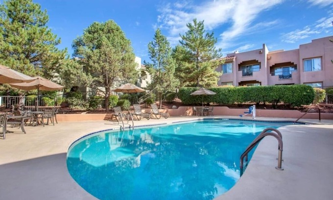 West Sedona Hotel | Make Your Trip More Enjoyable! Kitchen, Onsite Pool and Free Parking!