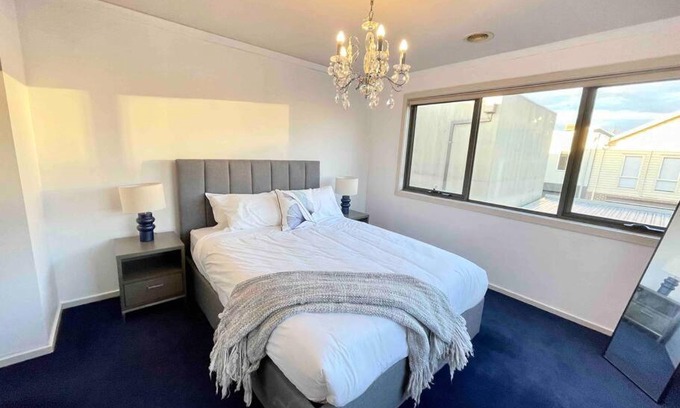 Maribyrnong House | Mako House - Modern, Upscale and Great for Large Families!