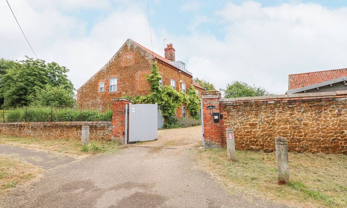 Heacham Cottage | MALTHOUSE FARM, pet friendly, character holiday cottage in Heacham