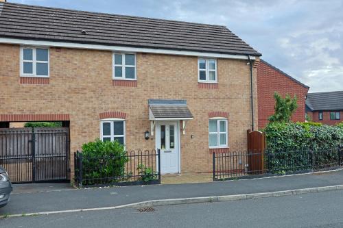 Levenshulme House | Manchester 3-Beds Sleeps 6 with On-site Parking