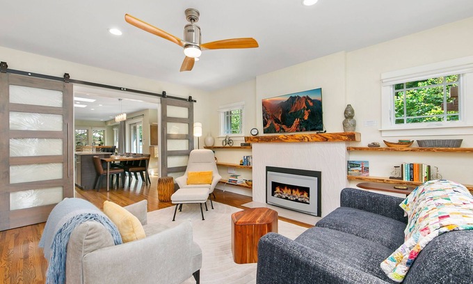 Martinez Park House | Maple Courtyard | Old Town w/King Suite & Piano