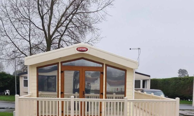 Ingoldmells Cabin | Maple Lodge with lake view, dog friendly at Southview, Skegness