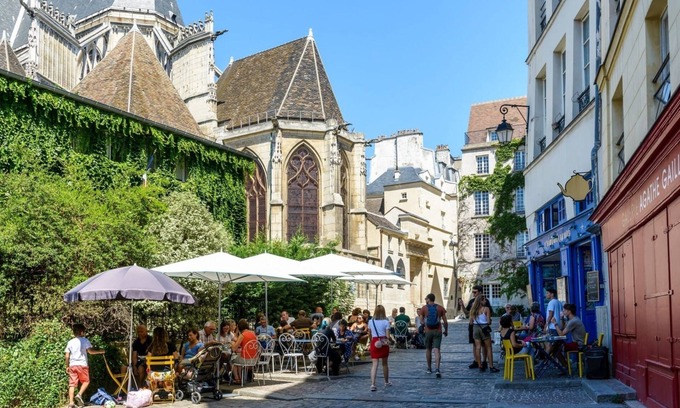Saint-Merri Apartment | Marais Extravaganza!A rare terrace apartment nestled in th greenery of 2terraces