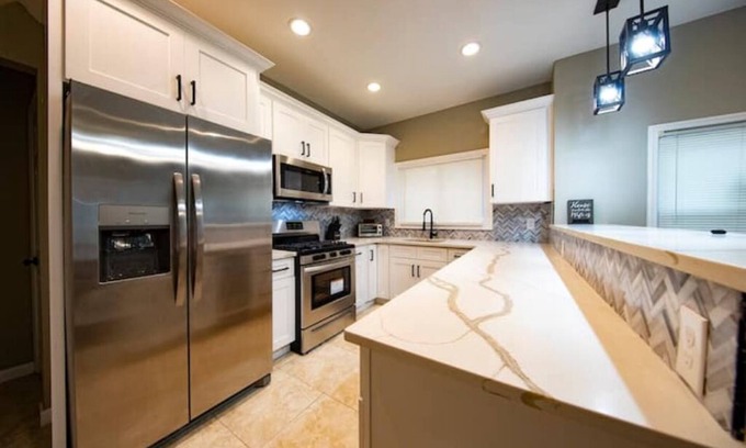 Long Beach House | Market Place Spacious Blue-Long Beach Home