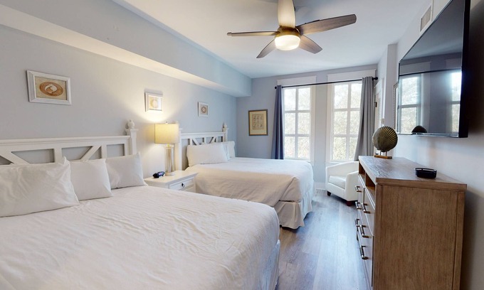 Baytowne Wharf Condo | Market Street Inn 434 - Studio with 2 queen beds, close to Baytowne Wharf!