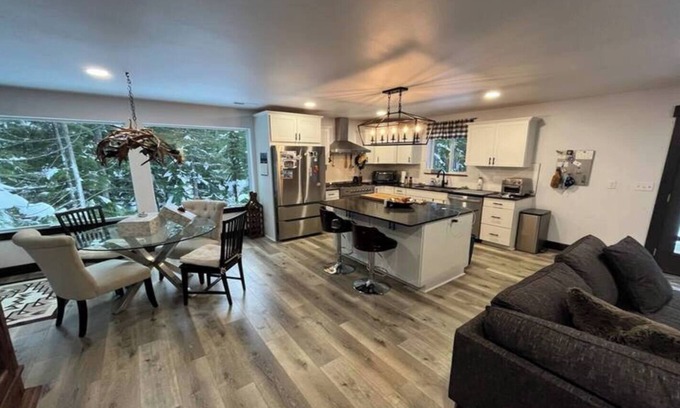 Snoqualmie Pass House | Marvelous Ski In/Out Home at Summit Snoqualmie Ski, Snow room and Bike Resort!