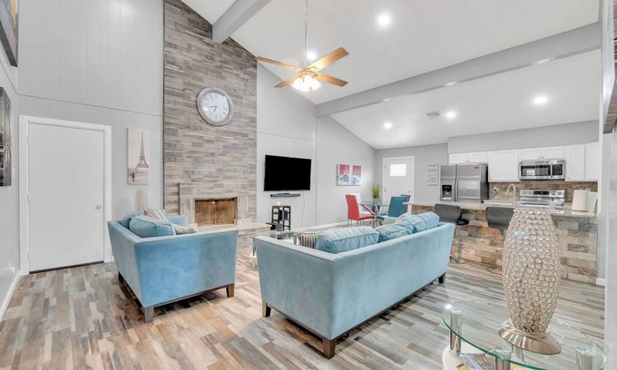Leon Valley House | Massive 9 Bedroom Retreat in Great Location | San Antonio