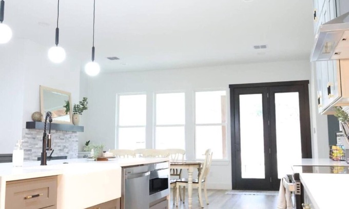 Bastrop House | Master suite/Soaking Tub/Spacious Kitchen
