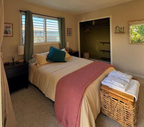 Hilo House | Master Suite with Private Bath 15 min from beach