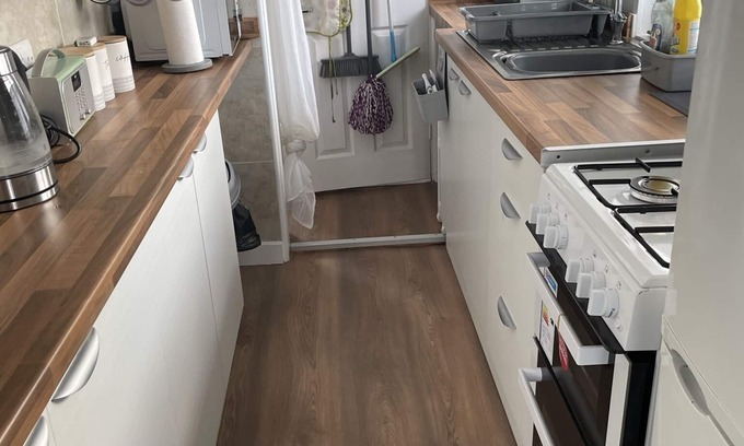 Leysdown-on-Sea Ski Chalet | May Beach Cottage, Relaxing Stay With Sea Views
