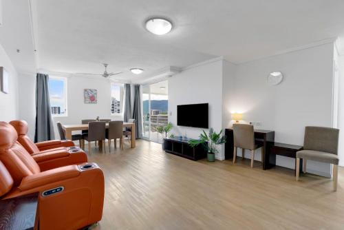 Cairns Central Business District Apartment | McLeod Rise - Cairn Base with Rooftop Pool & Spa