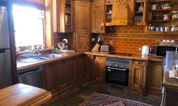 Broken Hill House | McQueen House: Antique luxe with WiFi & breakfast