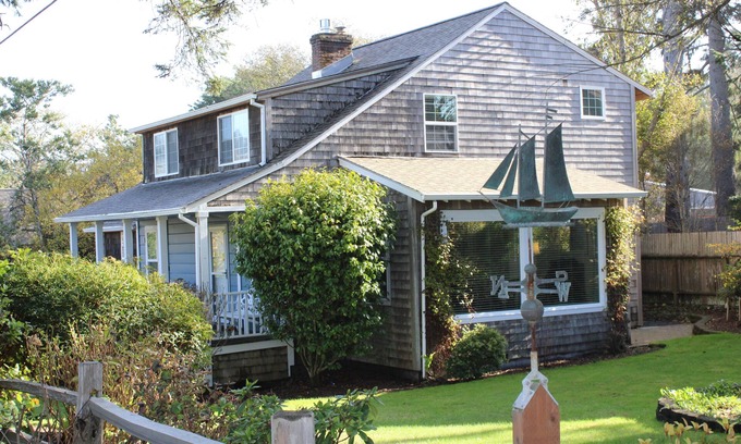 Downtown Cannon Beach House | McRae House - Cannon Beach Property Mgmt