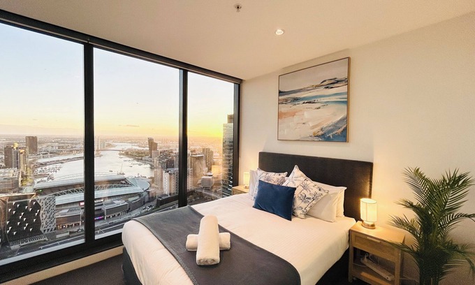 Melbourne Central Business District Apartment | ❤️MDSFE11/InnerCBD/SkyHigh View/1Min To Station/FREE(Heated Pool/GYM/Tram)