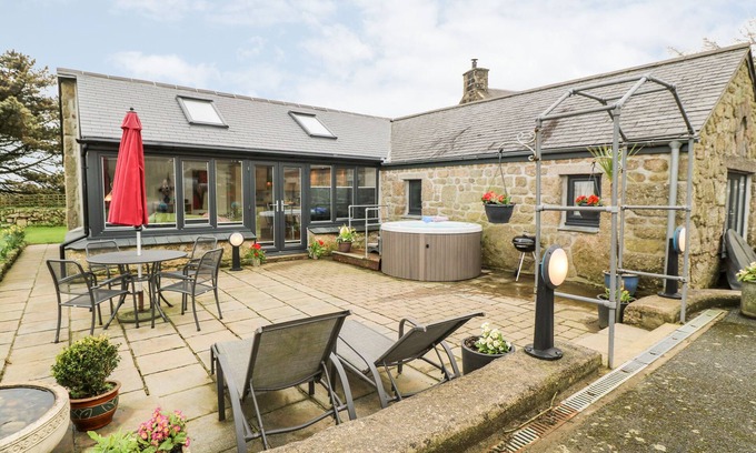 Lamorna Cottage | MEADOWSIDE, pet friendly, with hot tub in Mousehole